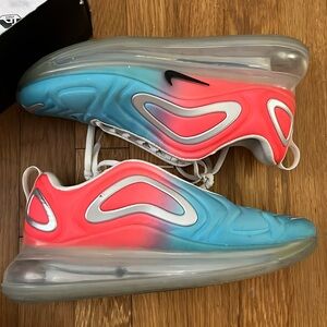 Women’s Nike air max 720 size 9
